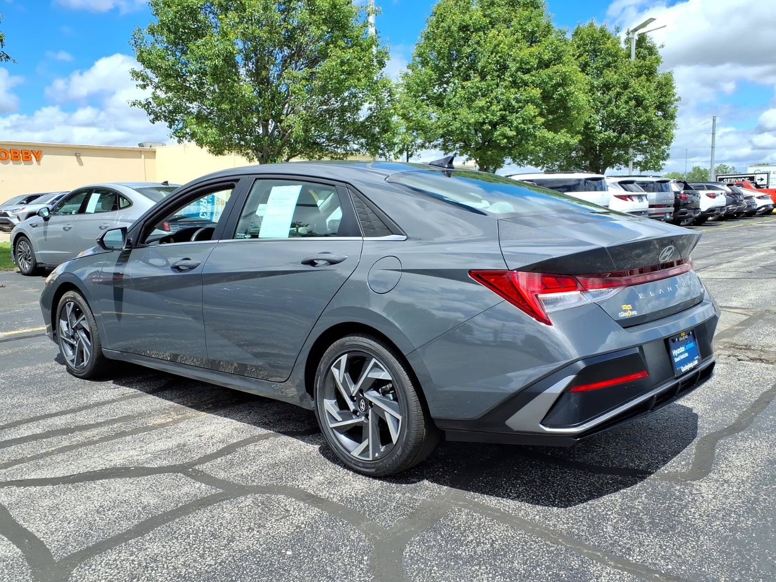 New 2025 Hyundai Elantra Limited FWD image 8