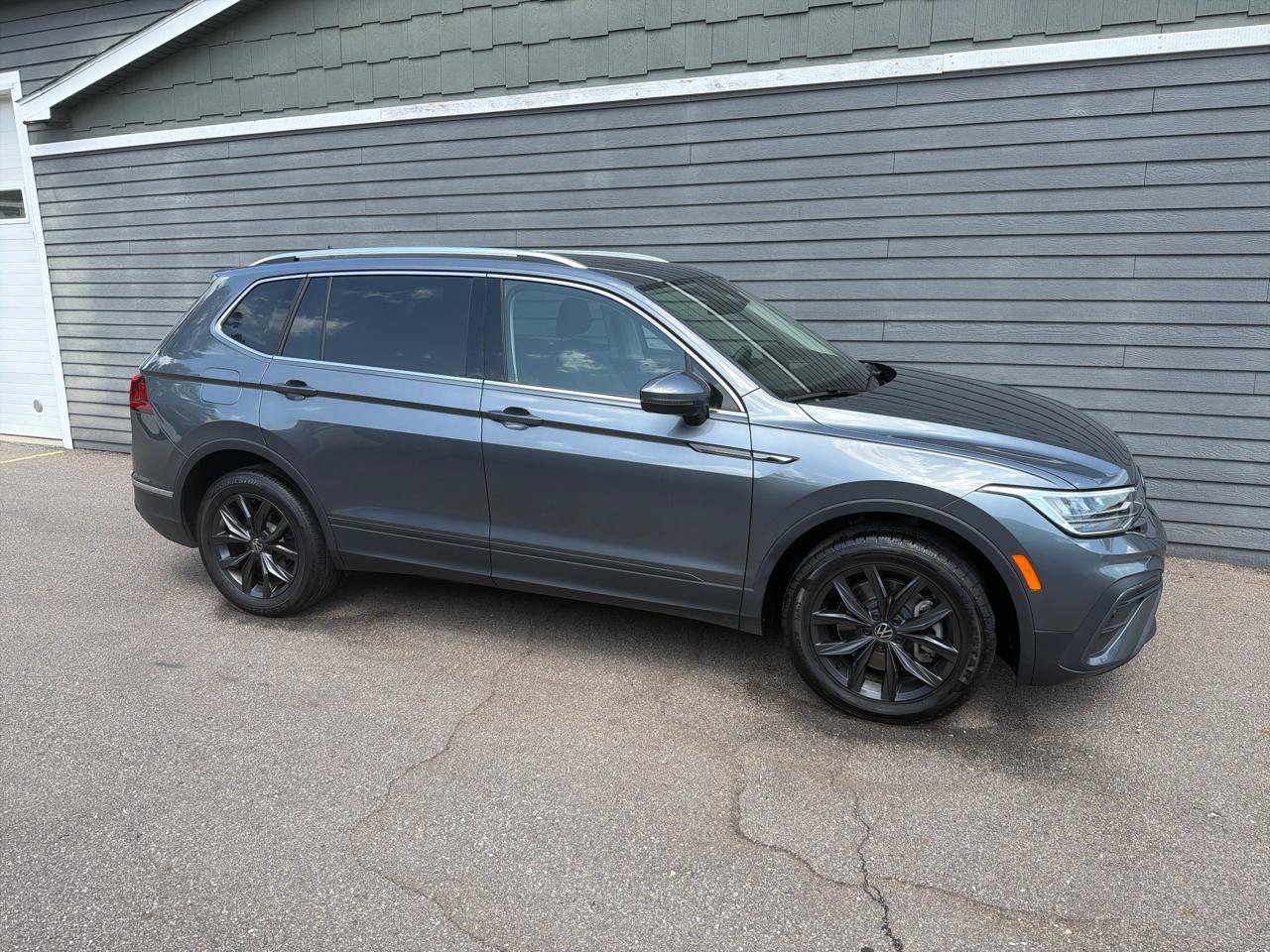 Used 2024 Volkswagen Tiguan SE AWD/4WD image 4