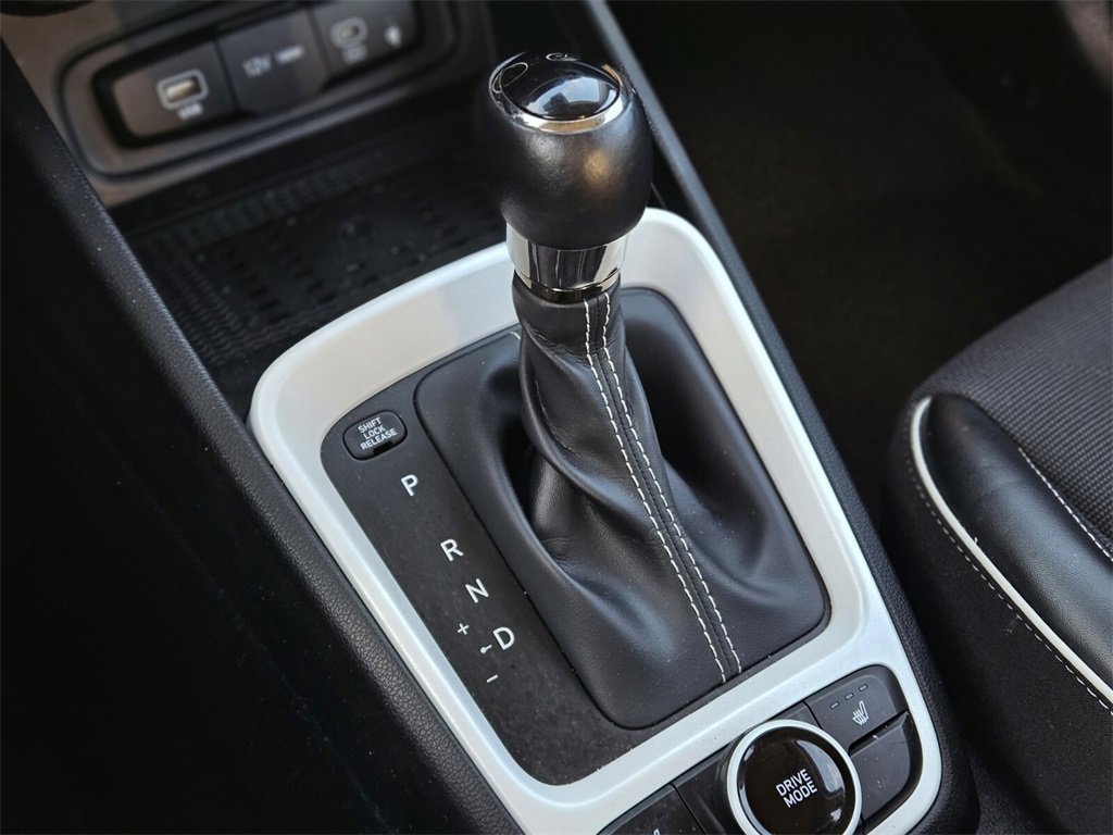 Used 2023 Hyundai Venue Limited image 21