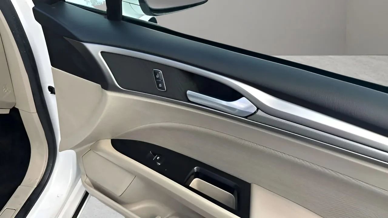 Used 2017 Ford Fusion SE FWD image 40