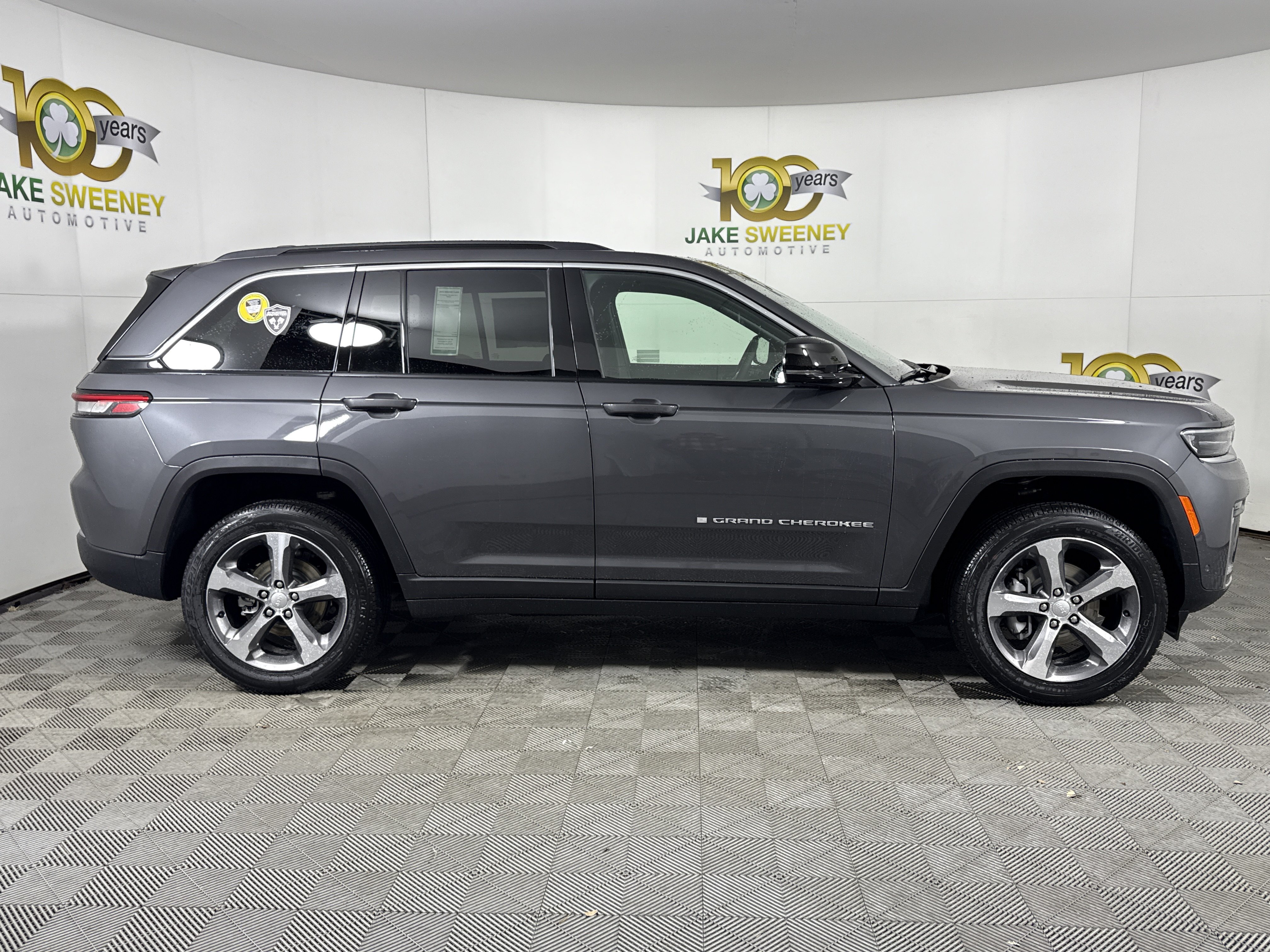 New 2026 Jeep Grand Cherokee Limited w/ Luxury Tech Group II AWD/4WD image 11