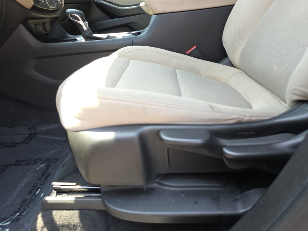 Used 2023 Chevrolet Traverse LS FWD image 28