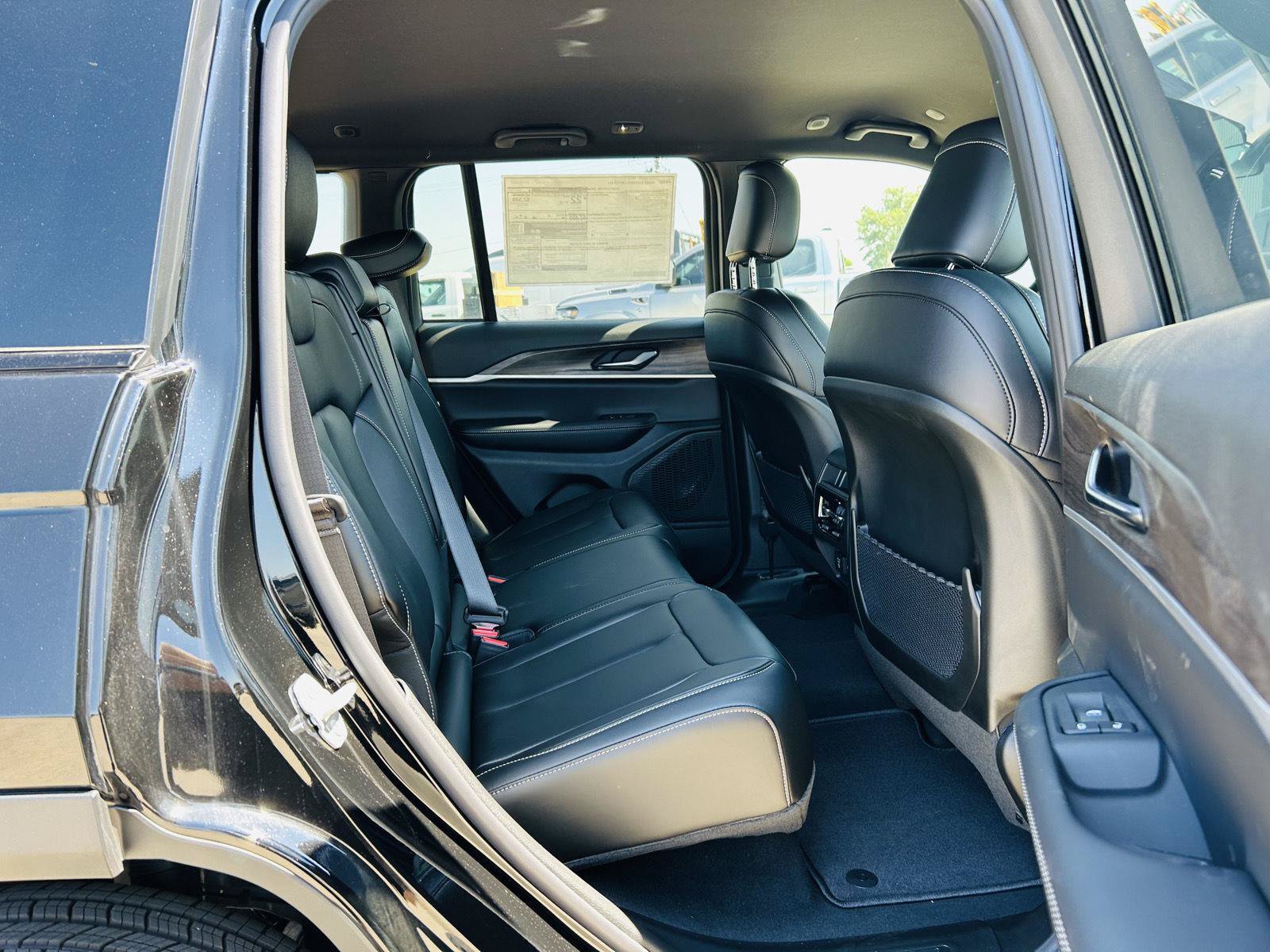 New 2025 Jeep Grand Cherokee Limited AWD/4WD image 32