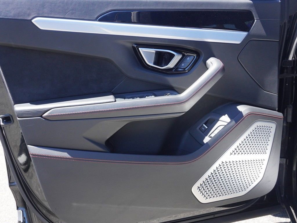 Used 2020 Lamborghini Urus AWD/4WD image 25