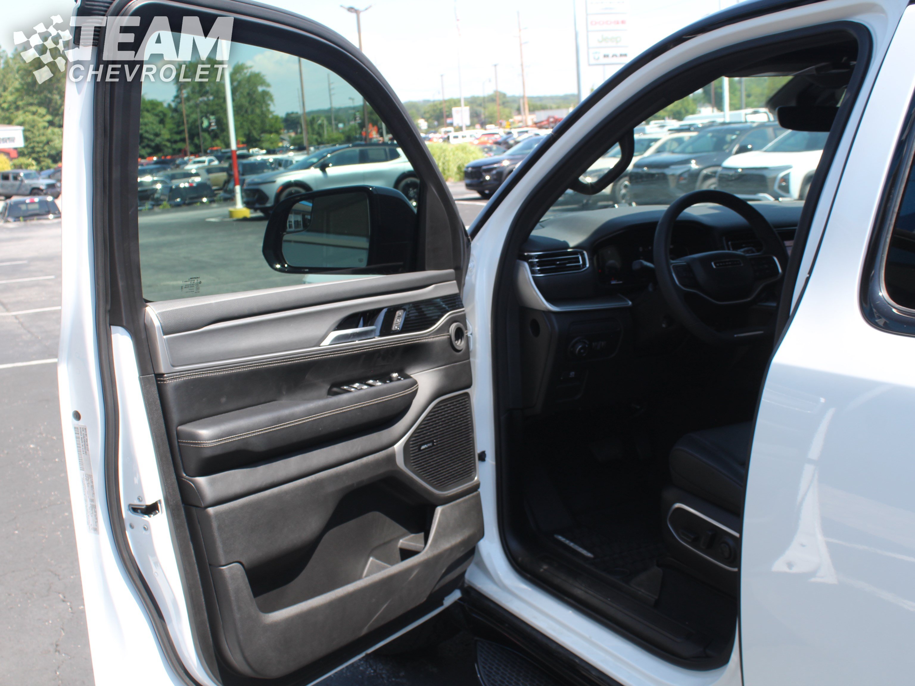 Used 2025 Jeep Wagoneer Series II AWD/4WD image 10