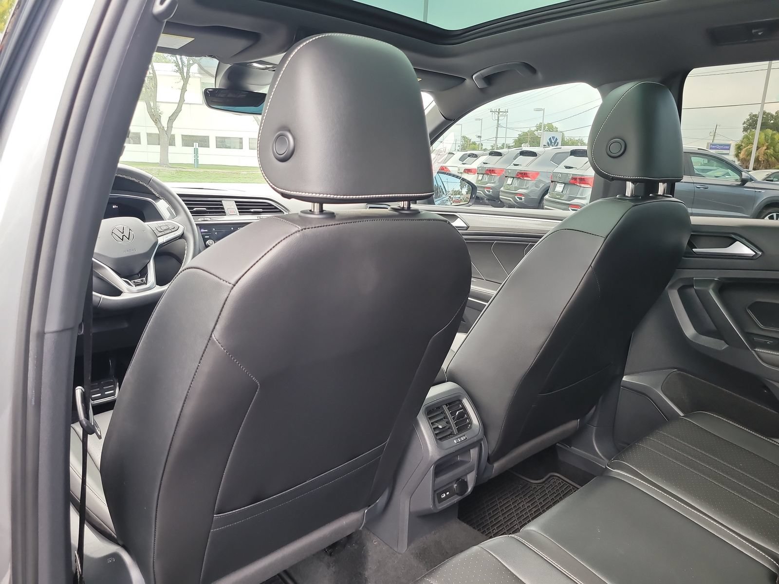 Used 2023 Volkswagen Tiguan SE R-Line FWD image 11
