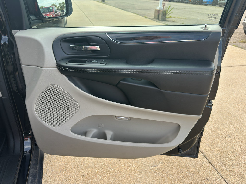 Used 2019 Dodge Grand Caravan SXT FWD image 28