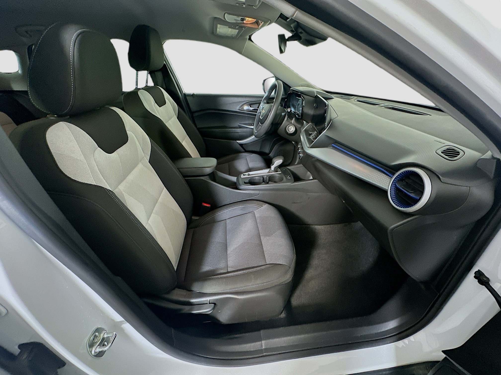 Used 2025 Chevrolet Trax LS FWD image 30