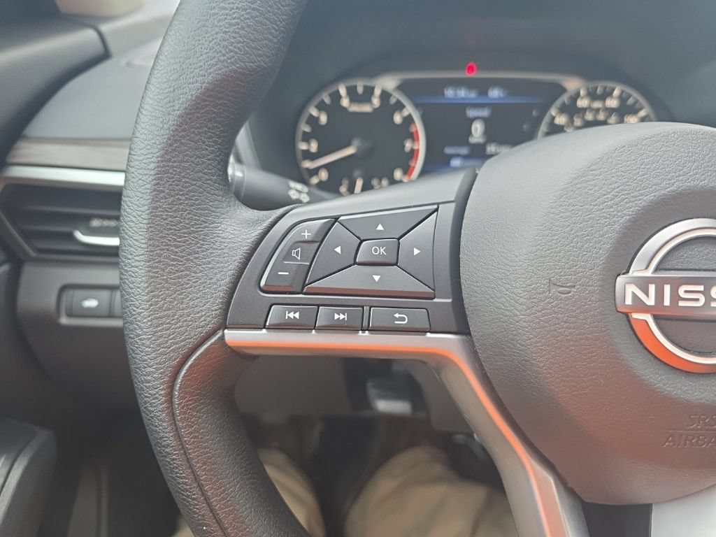 Used 2025 Nissan Altima 2.5 SV FWD image 13