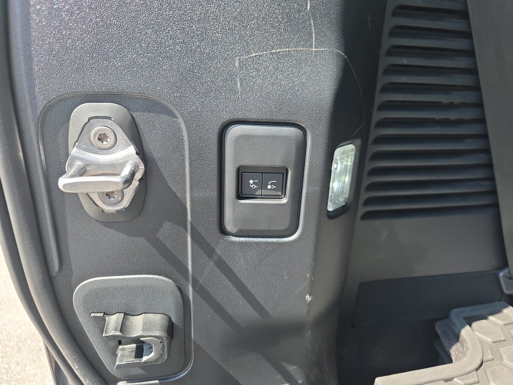 Used 2024 Land Rover Defender 130 X-Dynamic SE AWD/4WD image 34