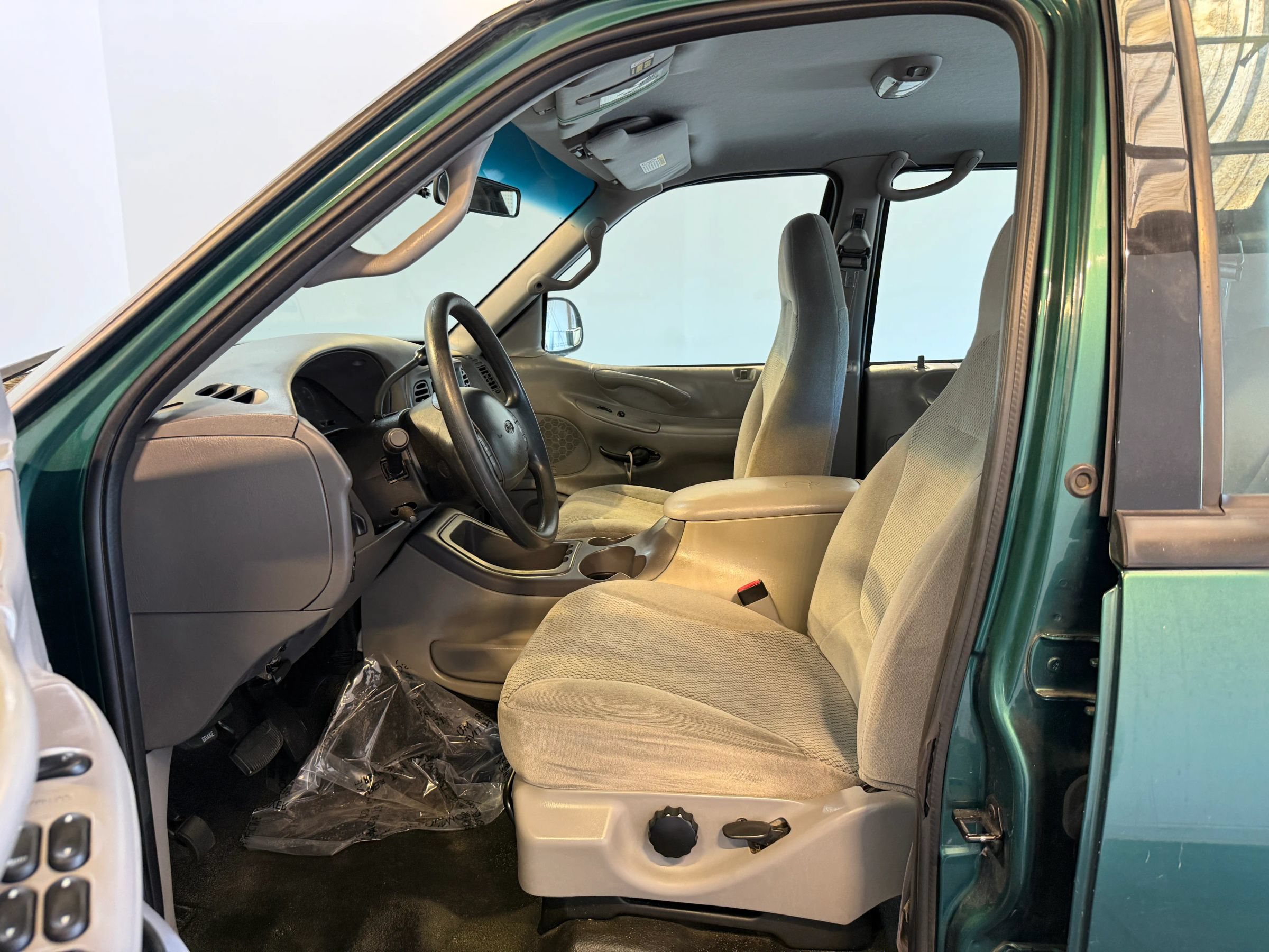 Used 2000 Ford Expedition XLT AWD/4WD image 9
