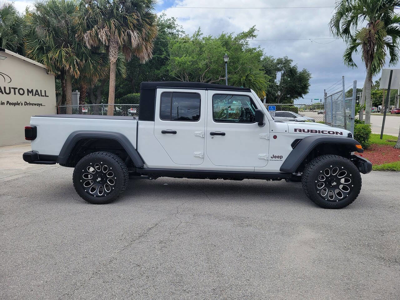 Used 2024 Jeep Gladiator Rubicon w/ Safety Group AWD/4WD image 4
