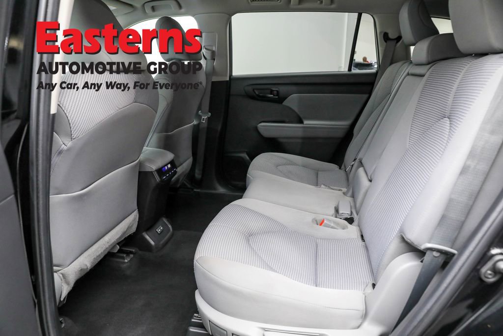 Used 2023 Toyota Highlander L image 19