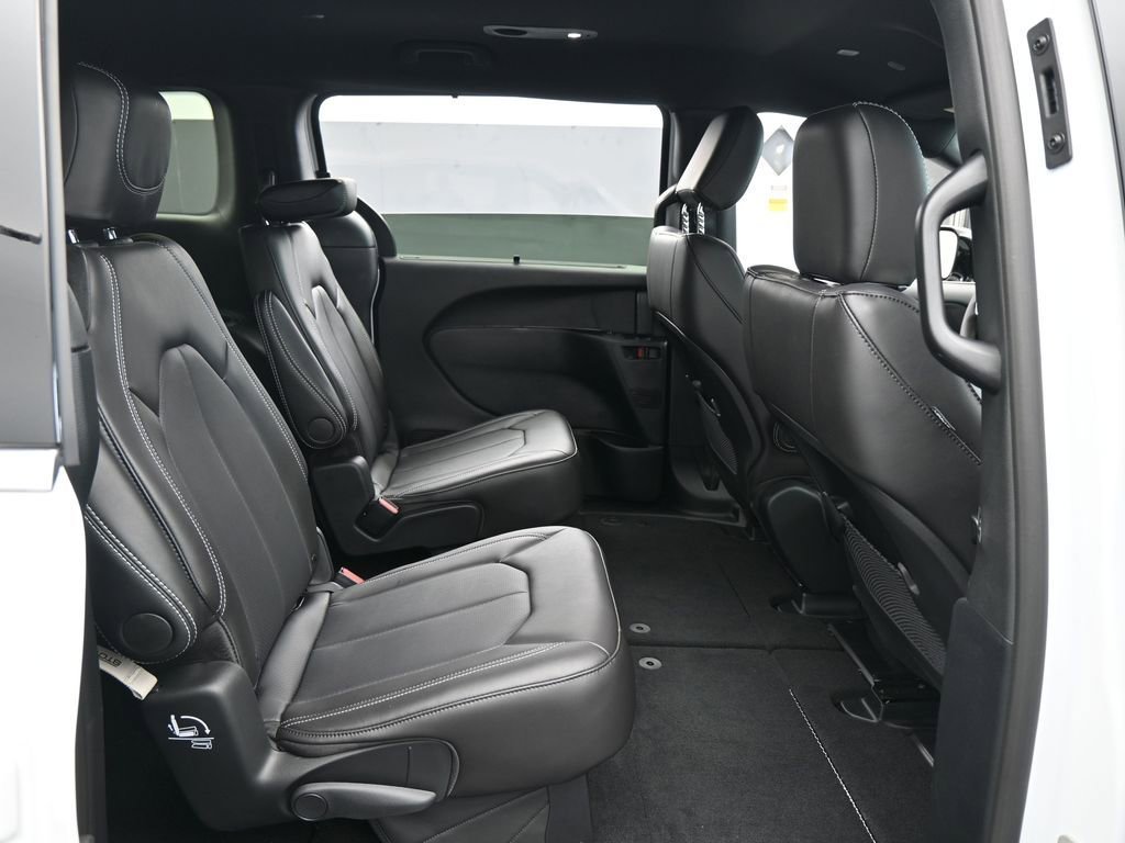 Used 2026 Chrysler Voyager LX image 37