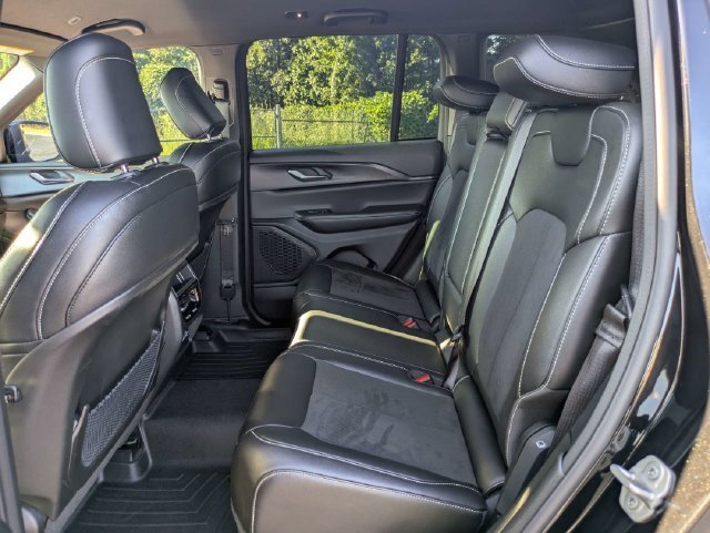 Used 2024 Jeep Grand Cherokee Altitude AWD/4WD image 15