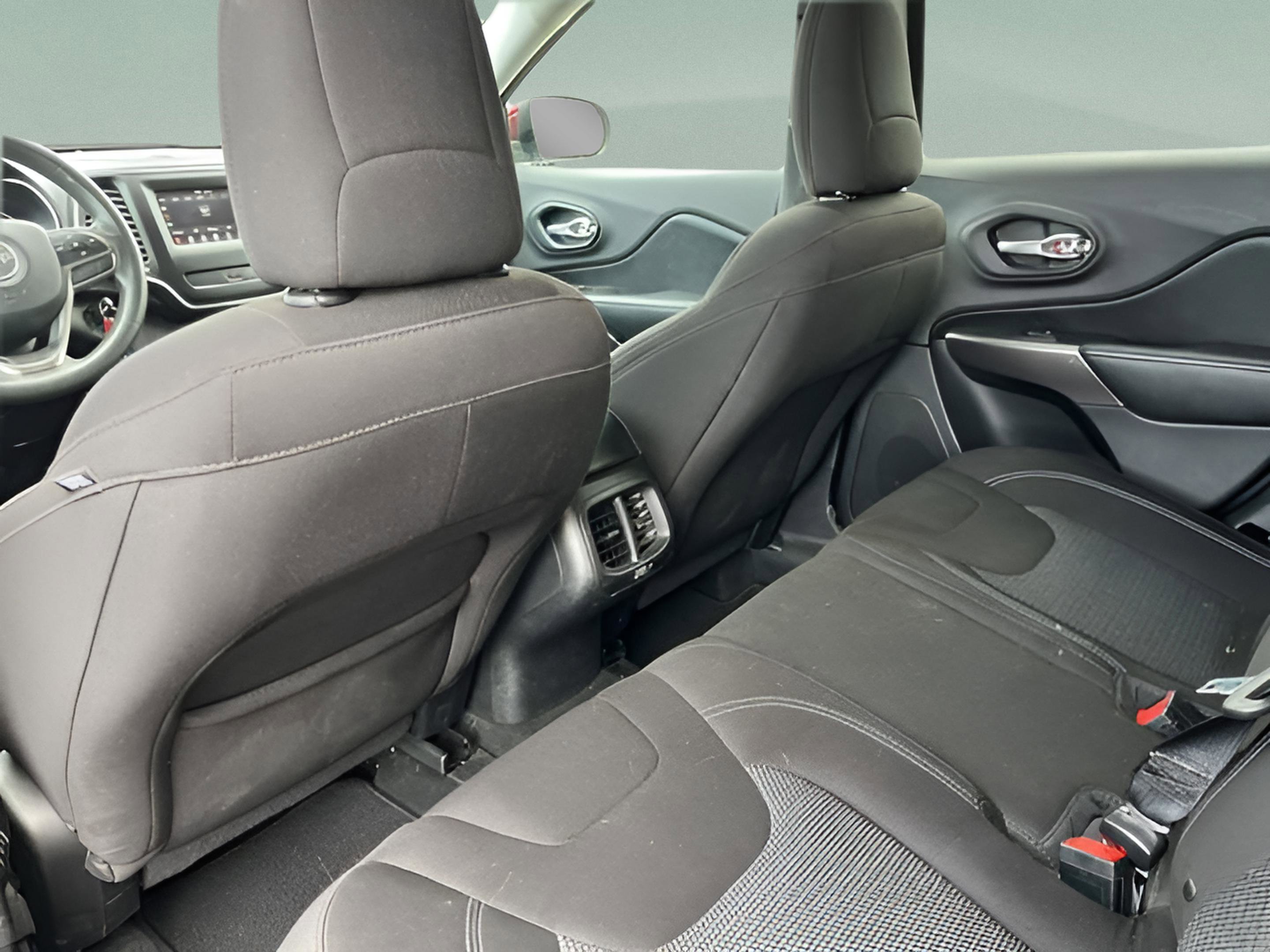 Used 2019 Jeep Cherokee Latitude w/ Popular Appearance Group FWD image 22