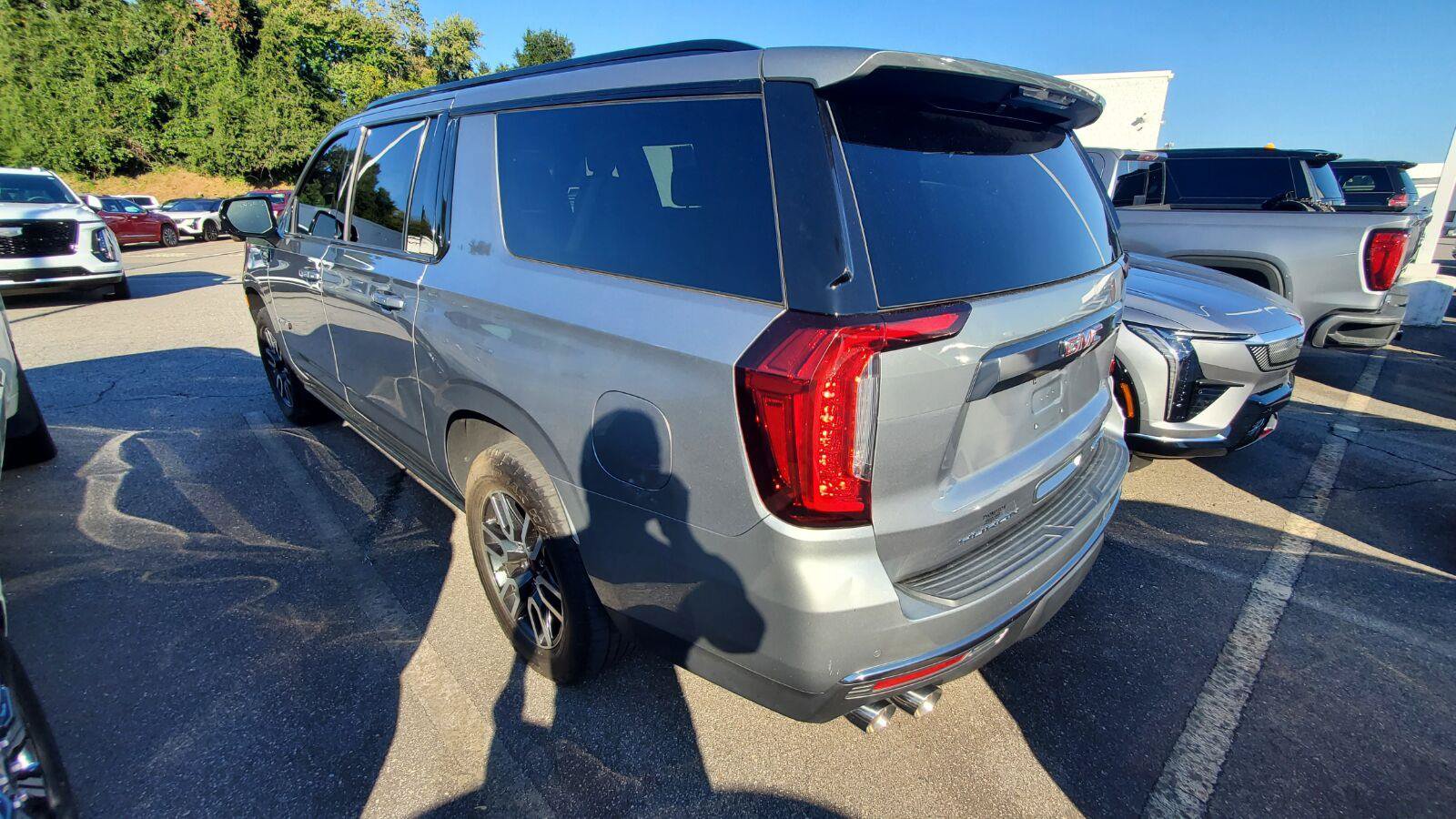 Used 2023 GMC Yukon XL AT4 w/ AT4 Premium Plus Package AWD/4WD image 9