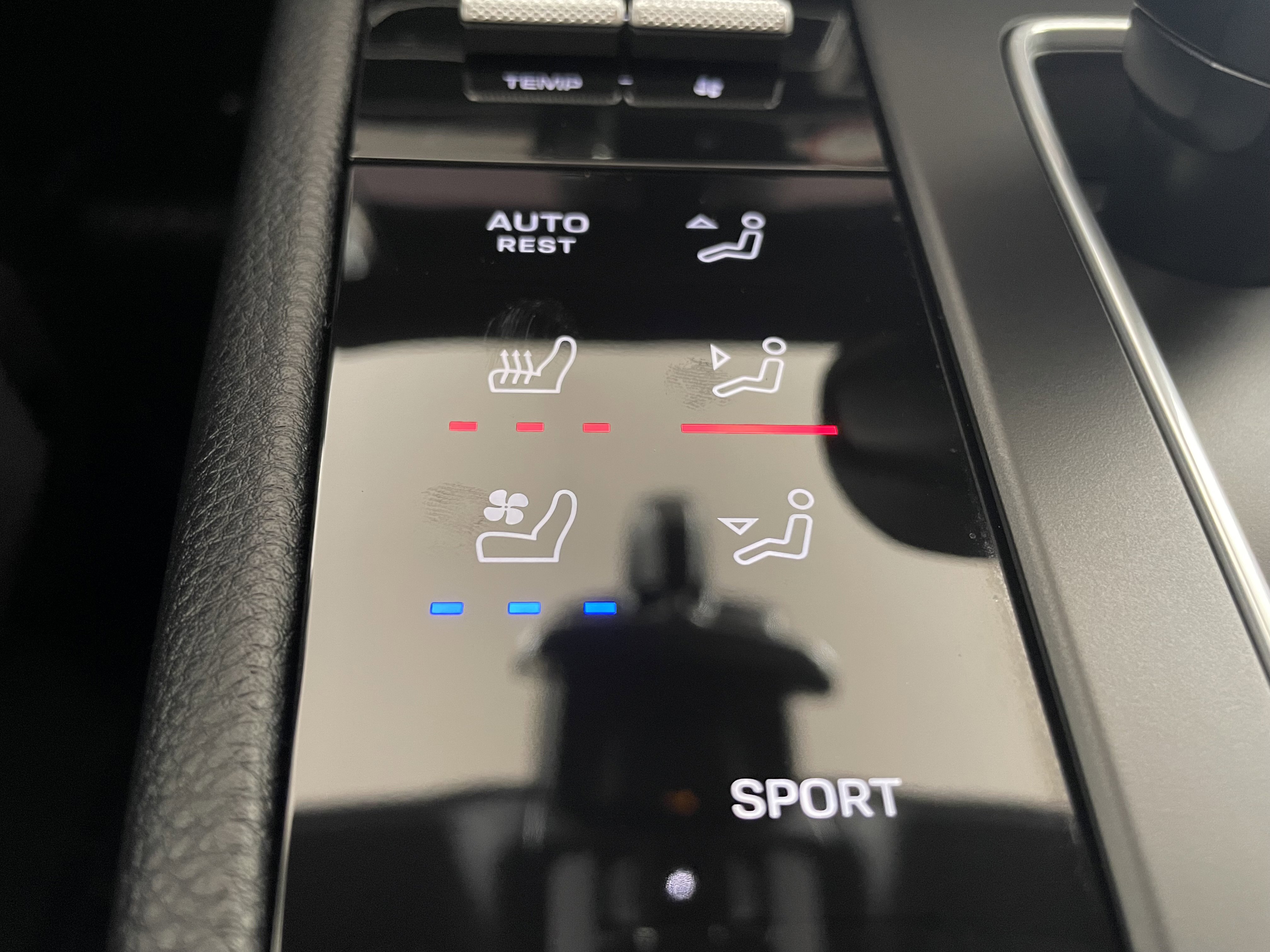 Certified 2022 Porsche Macan AWD/4WD image 23