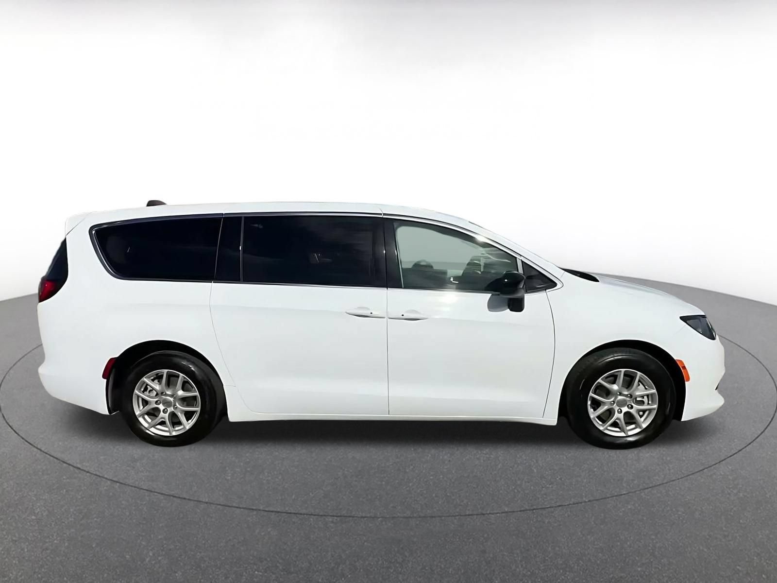 Used 2024 Chrysler Voyager LX FWD image 15