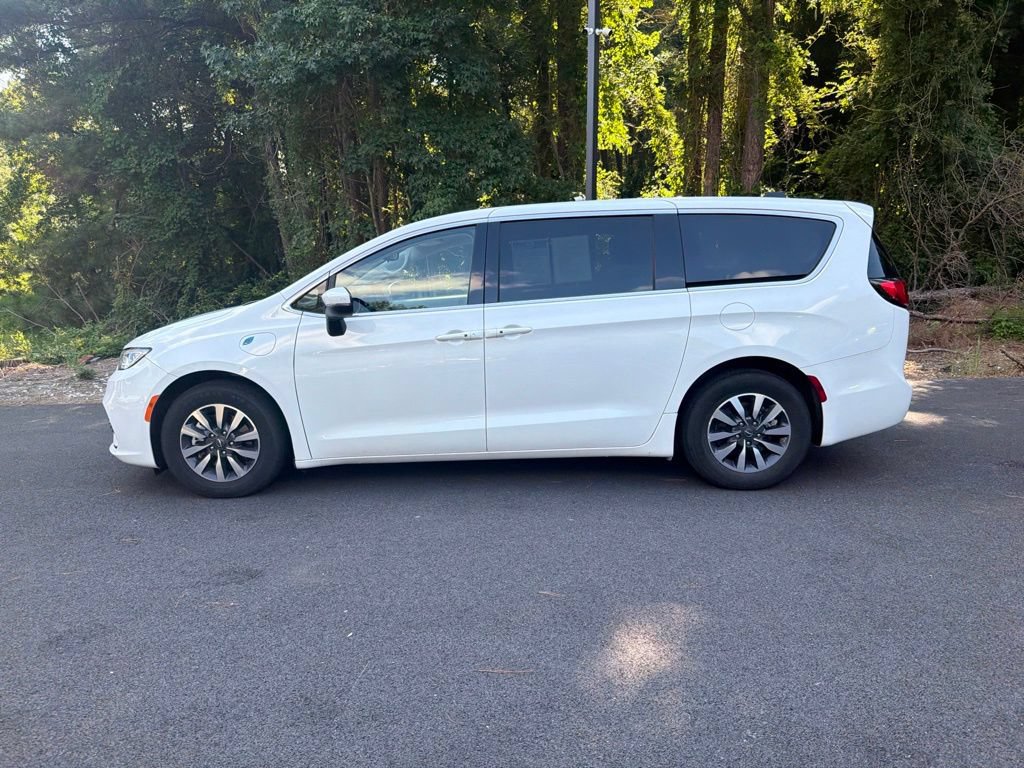 Used 2023 Chrysler Pacifica Touring-L FWD image 2