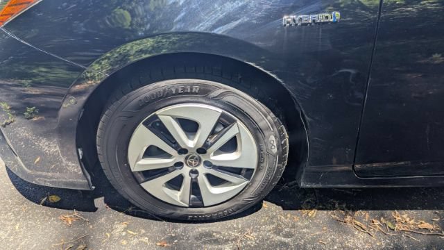 Used 2017 Toyota Prius Two w/ Prius Two Safety Plus Package FWD image 9