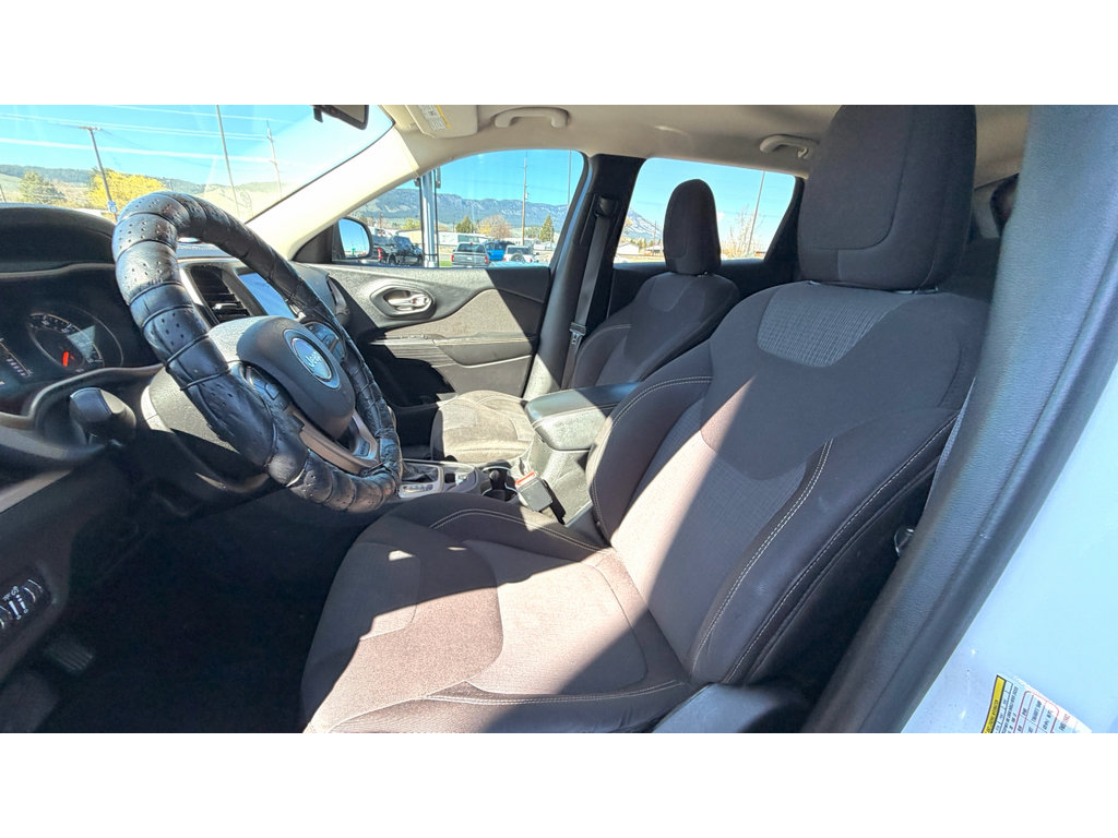 Used 2015 Jeep Cherokee Latitude AWD/4WD image 18