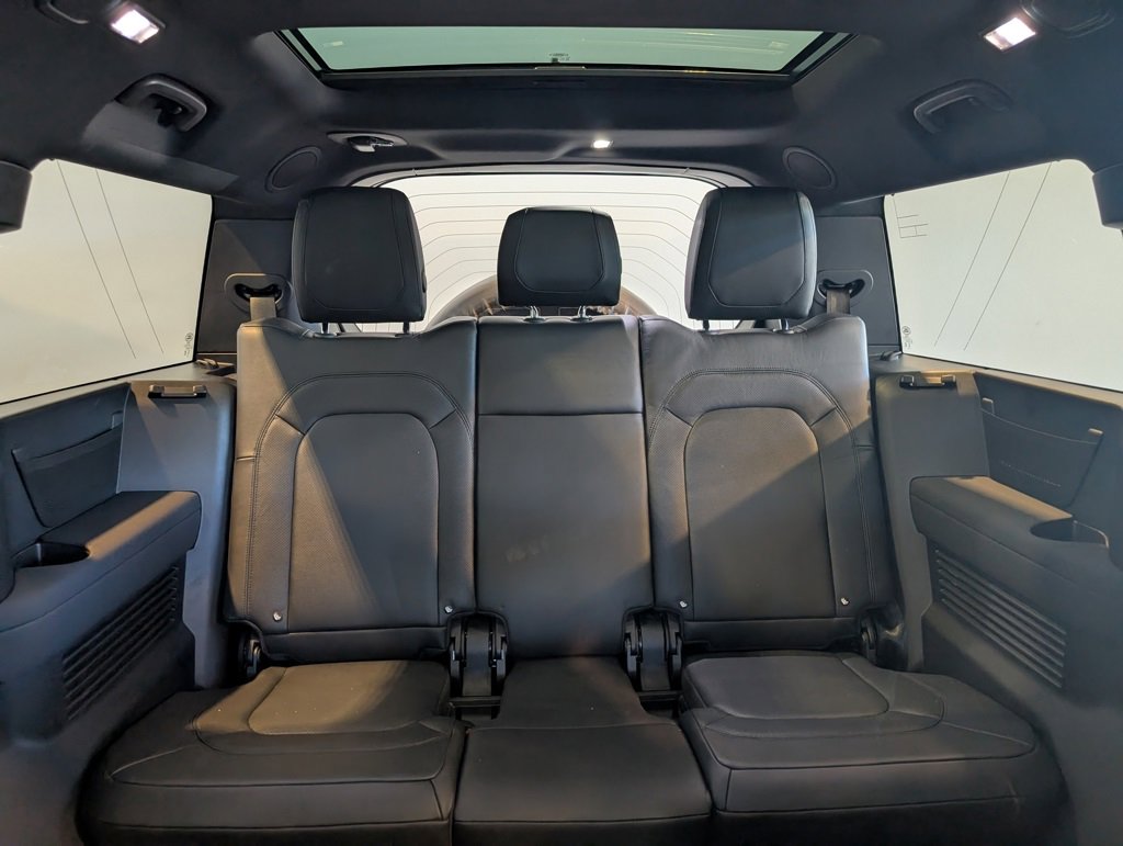 Used 2023 Land Rover Defender 130 SE image 30