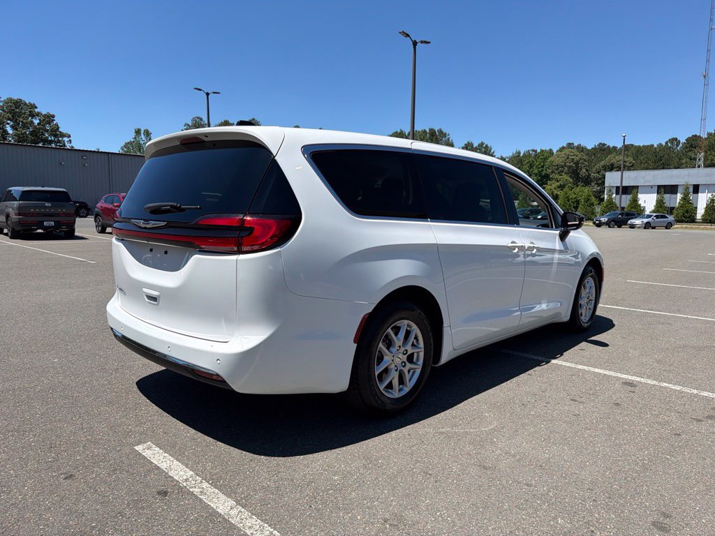 Used 2024 Chrysler Pacifica Touring-L FWD image 8