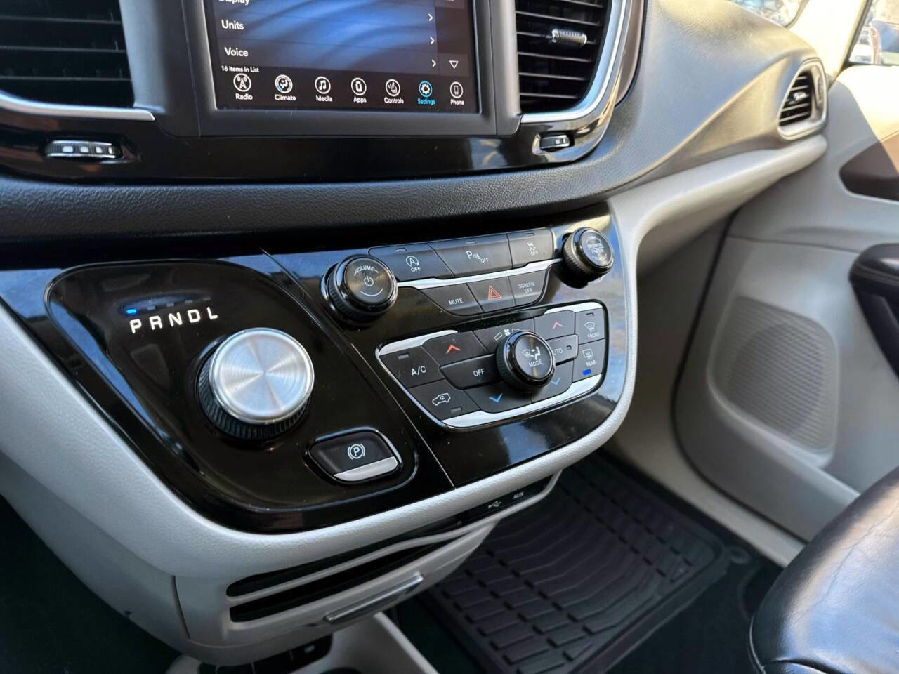 Used 2018 Chrysler Pacifica Touring-L image 19