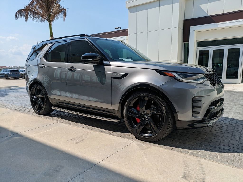 Used 2024 Land Rover Discovery Dynamic SE image 3
