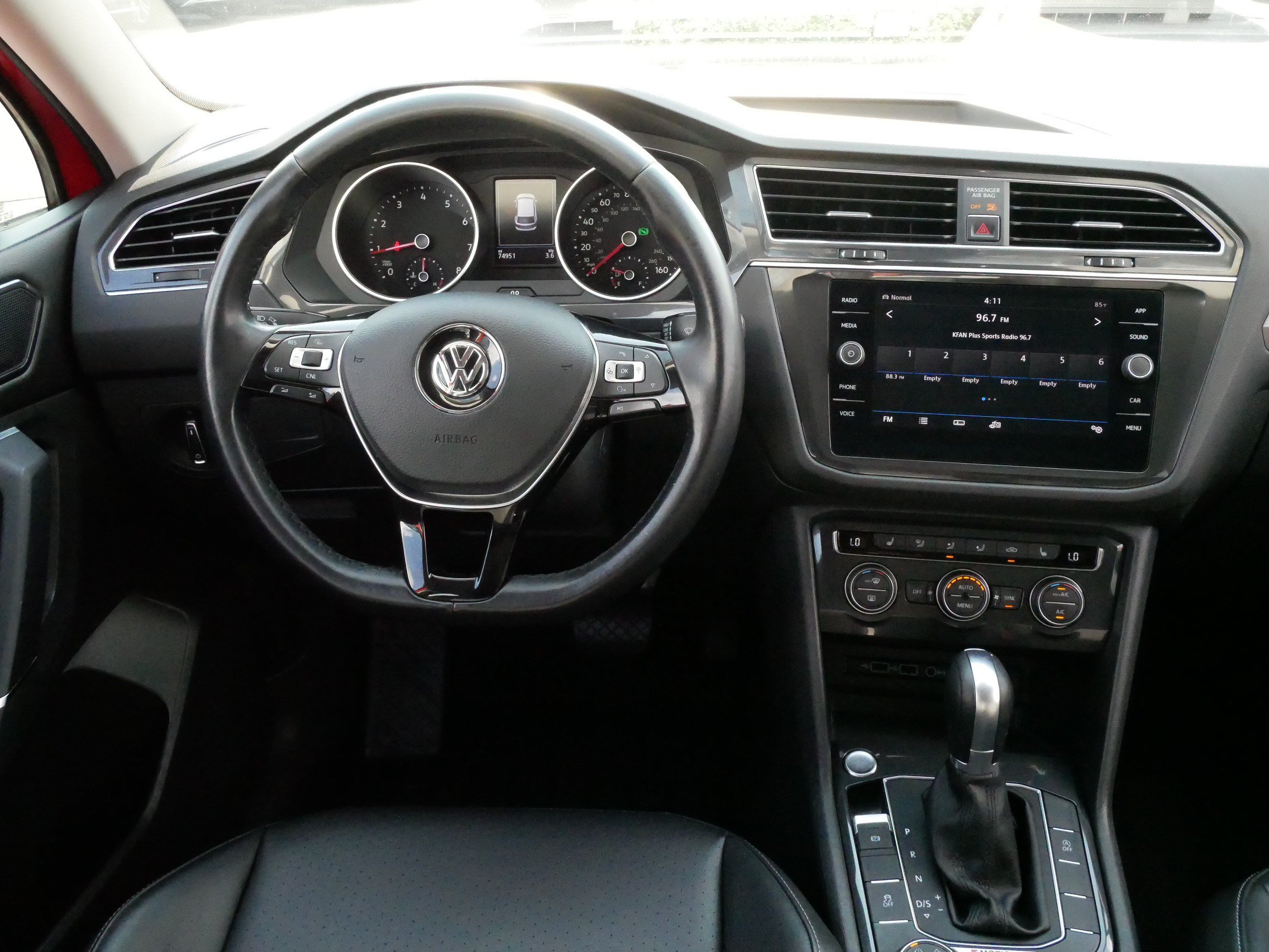 Used 2018 Volkswagen Tiguan SE w/ Panoramic Sunroof Package AWD/4WD image 9