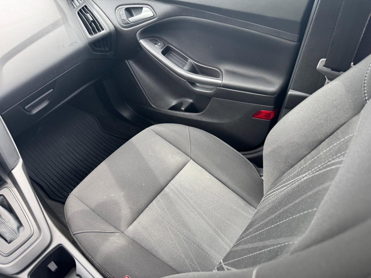 Used 2018 Ford Focus SEL w/ Cold Weather Package FWD image 16