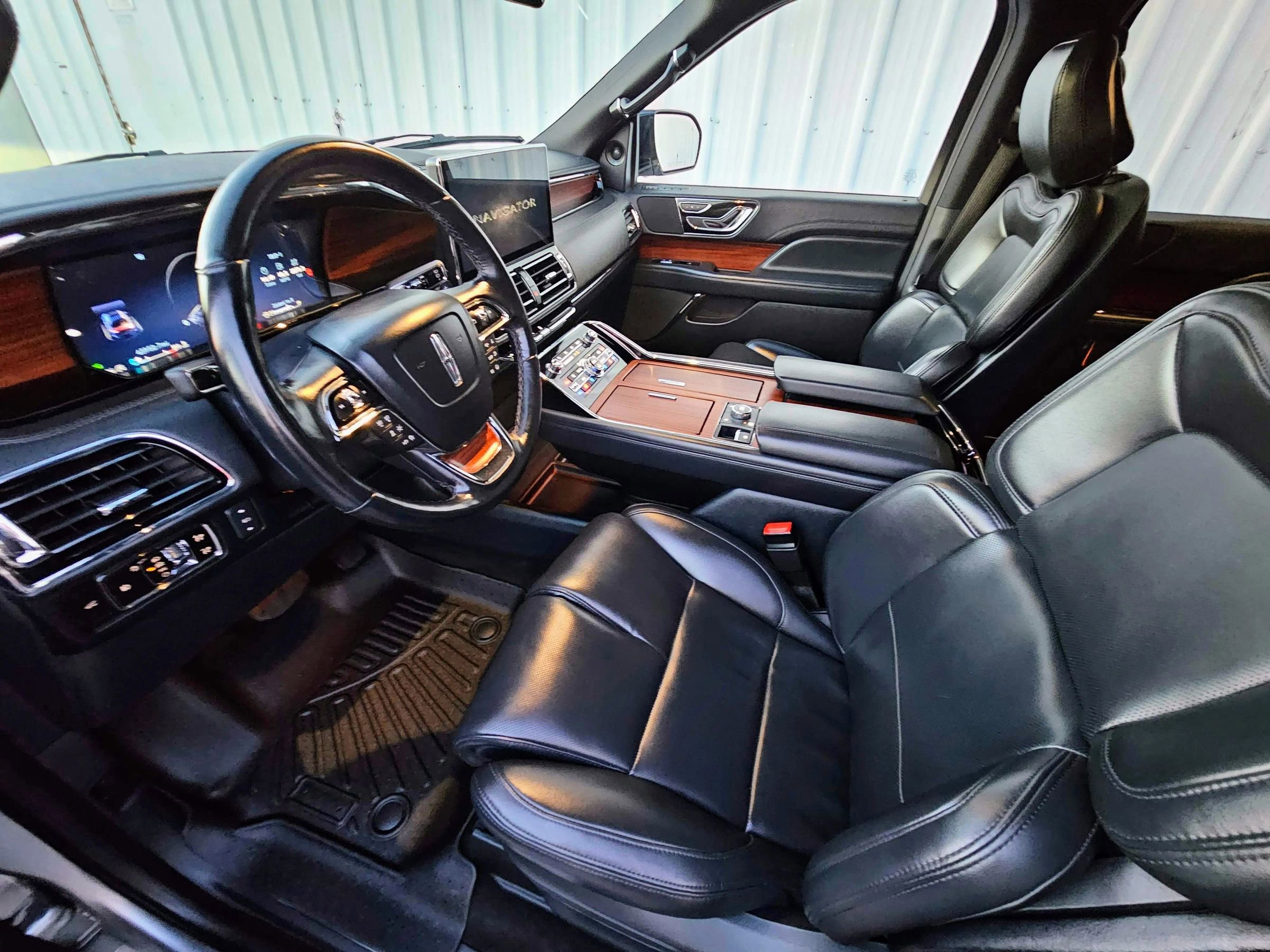 Used 2023 Lincoln Navigator 2WD image 6