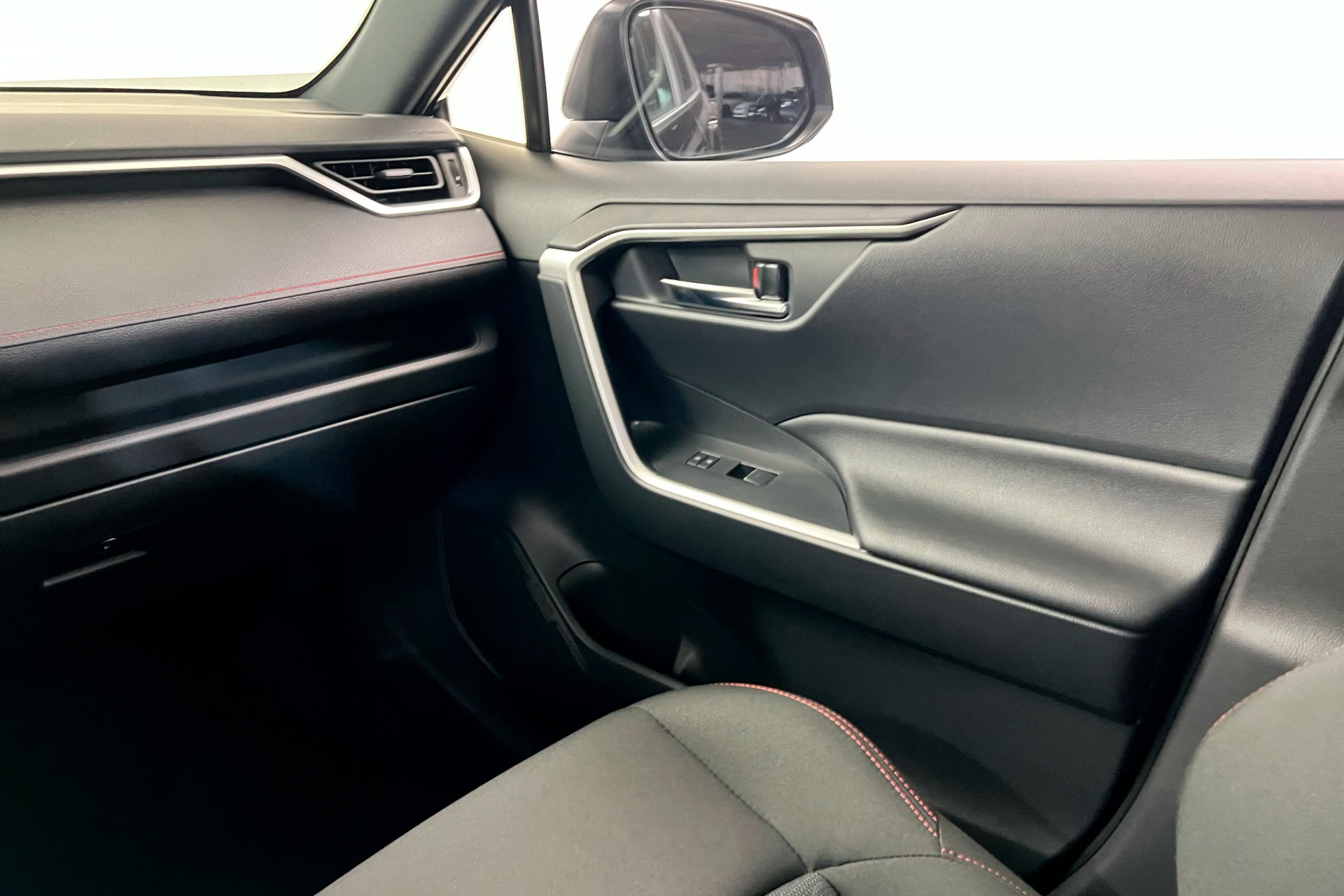 Used 2025 Toyota RAV4 SE w/ Weather & Moonroof Package image 9