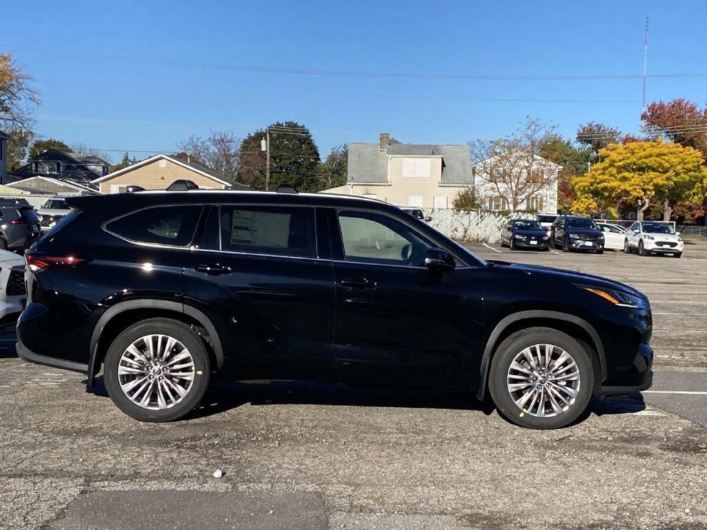 New 2026 Toyota Highlander Platinum AWD/4WD image 2