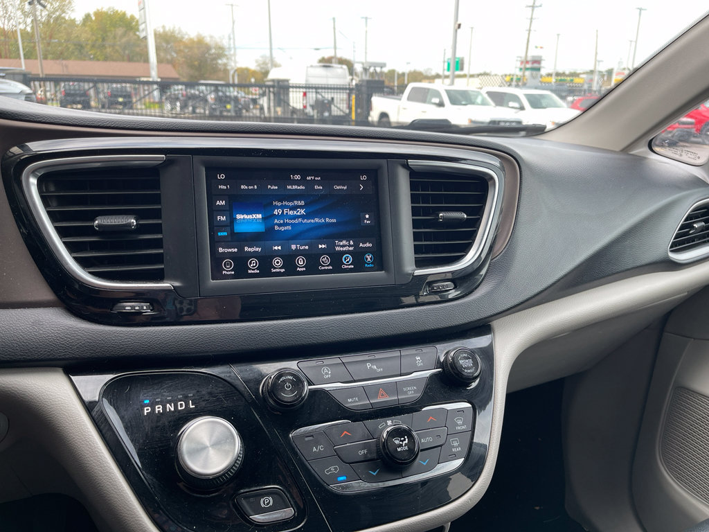 Used 2019 Chrysler Pacifica Touring-L FWD image 10