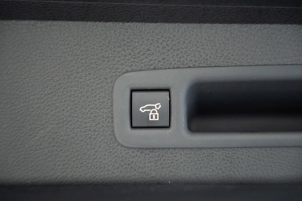 Used 2025 Toyota Sienna XLE FWD image 11