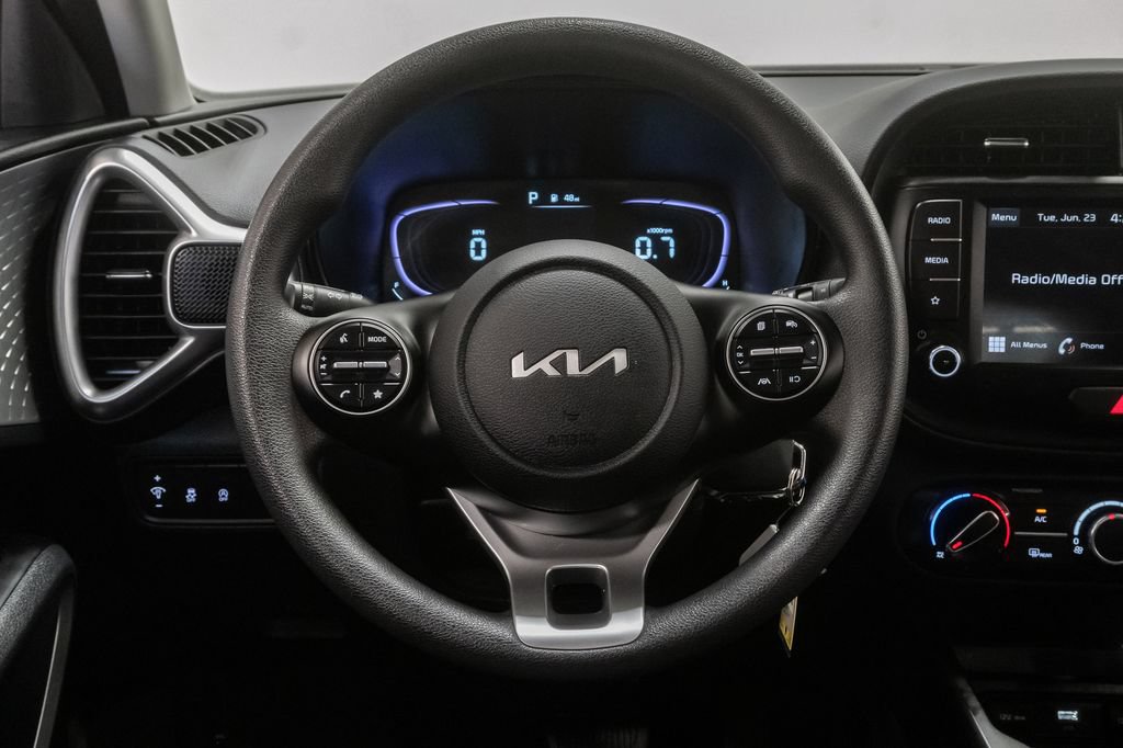Used 2025 Kia Soul LX w/ LX Technology Package FWD image 13