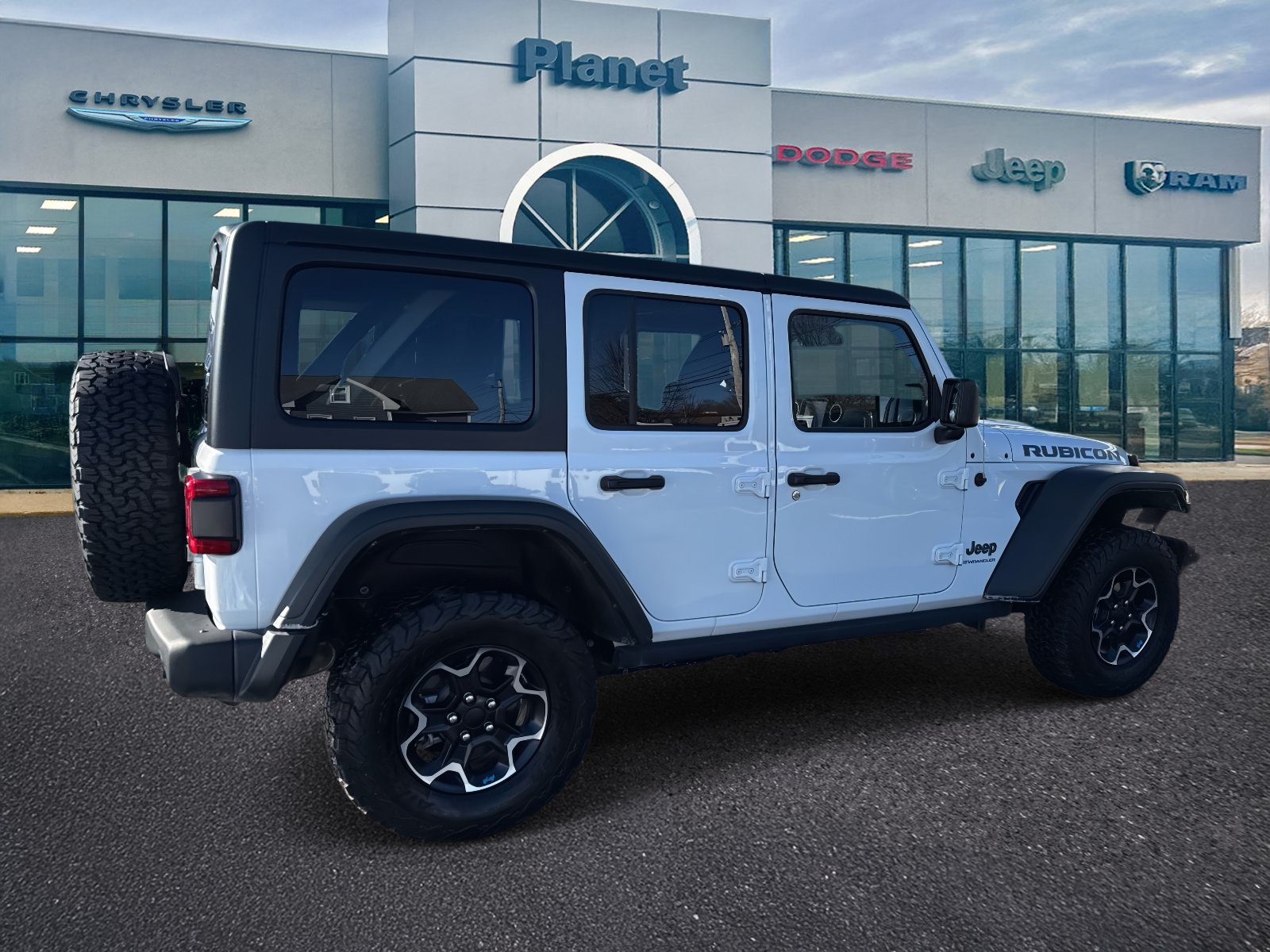 Used 2023 Jeep Wrangler Unlimited Rubicon 4xe w/ Steel Bumper Group AWD/4WD image 2