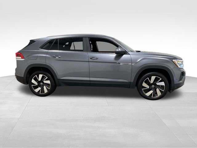 Used 2024 Volkswagen Atlas Cross Sport SE image 2