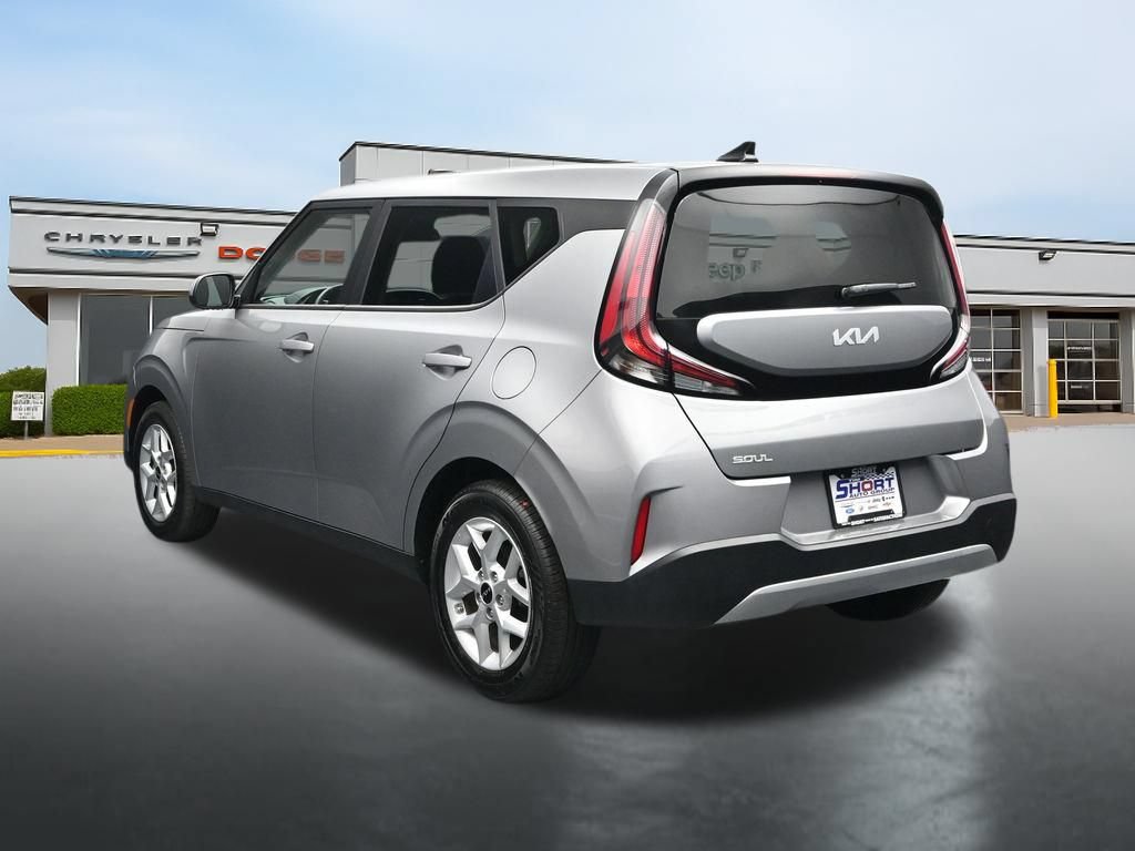 Used 2025 Kia Soul LX w/ LX Technology Package FWD image 3