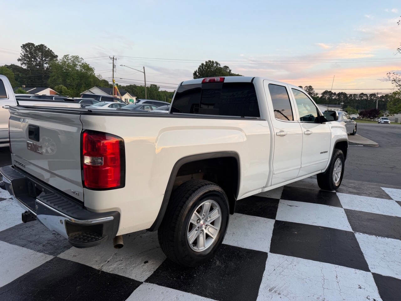 Used 2017 GMC Sierra 1500 SLE w/ SLE Value Package AWD/4WD image 5