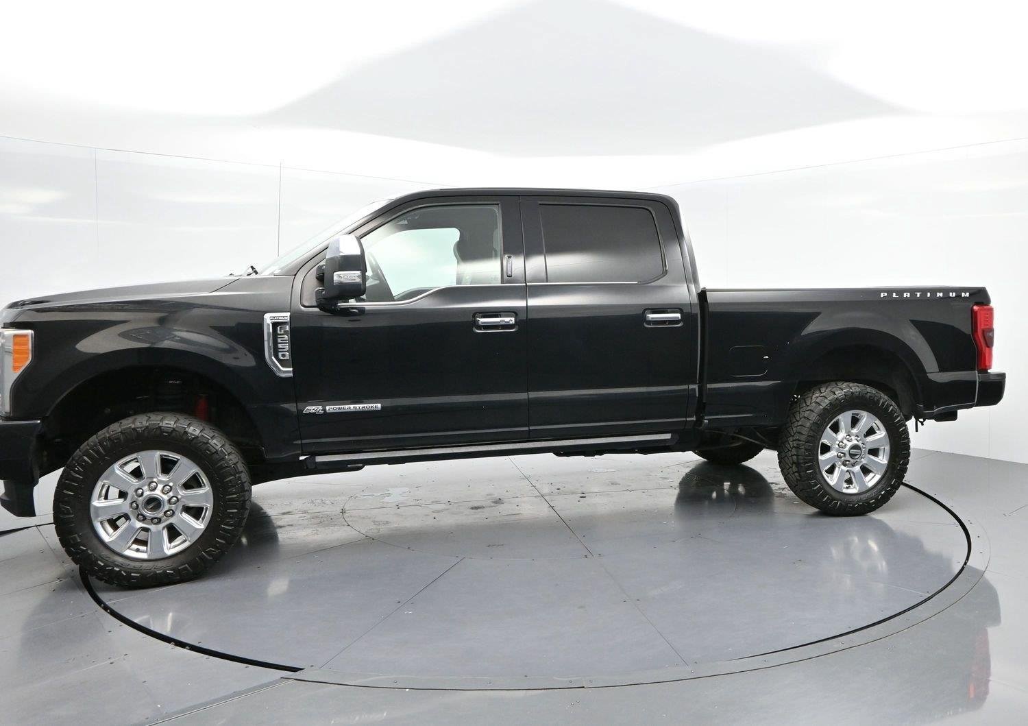 Used 2017 Ford F250 Platinum w/ Platinum Ultimate Package AWD/4WD image 4