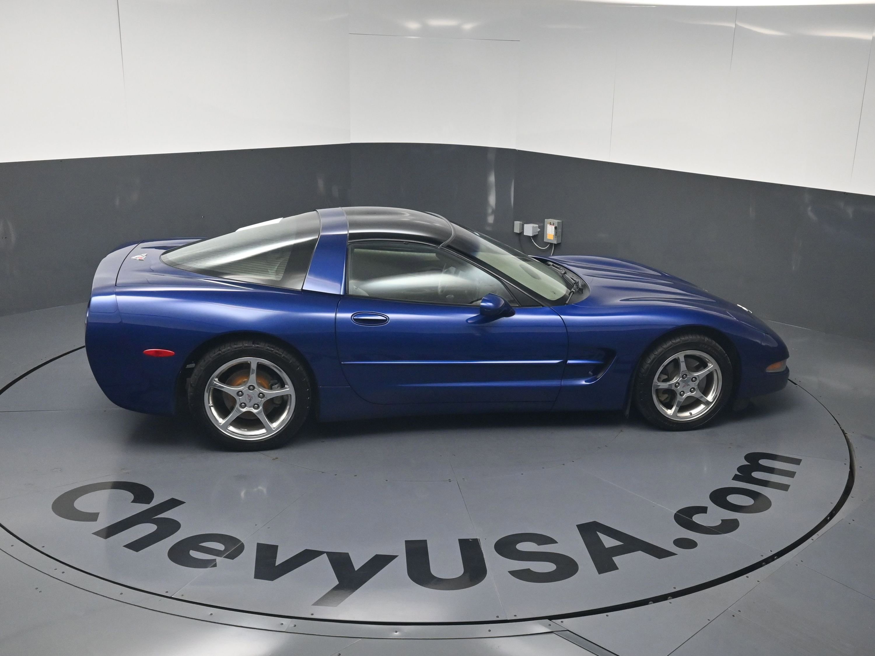 Used 2004 Chevrolet Corvette Coupe w/ Preferred Equipment Group RWD image 32