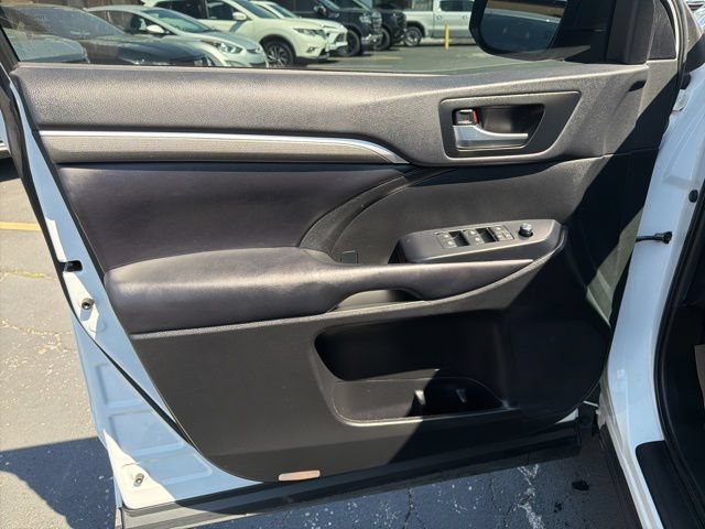 Used 2019 Toyota Highlander AWD V6 image 12