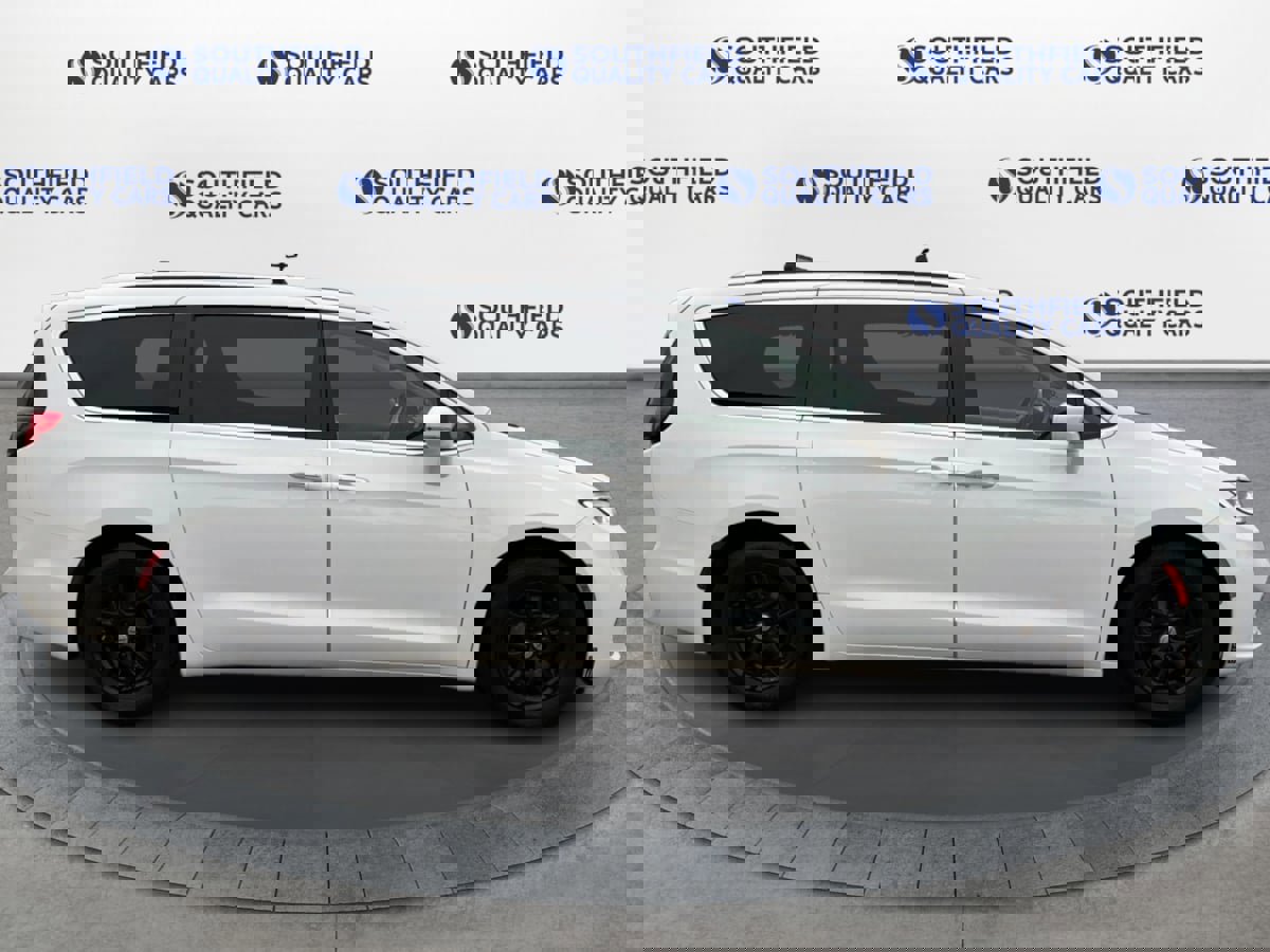 Used 2021 Chrysler Pacifica Touring-L image 8