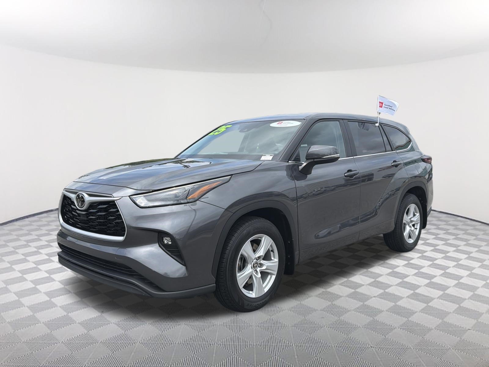 Certified 2025 Toyota Highlander LE FWD image 3