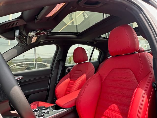 Used 2025 Alfa Romeo Giulia AWD image 8