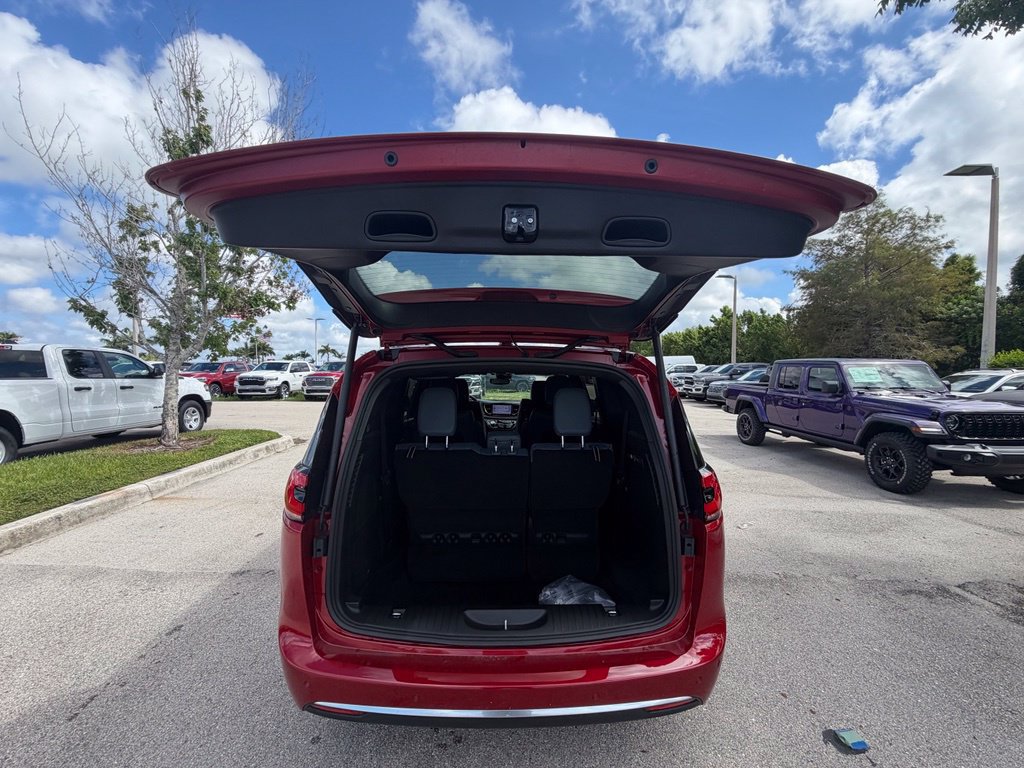 New 2027 Chrysler Pacifica Pinnacle w/ Theater Group FWD image 39