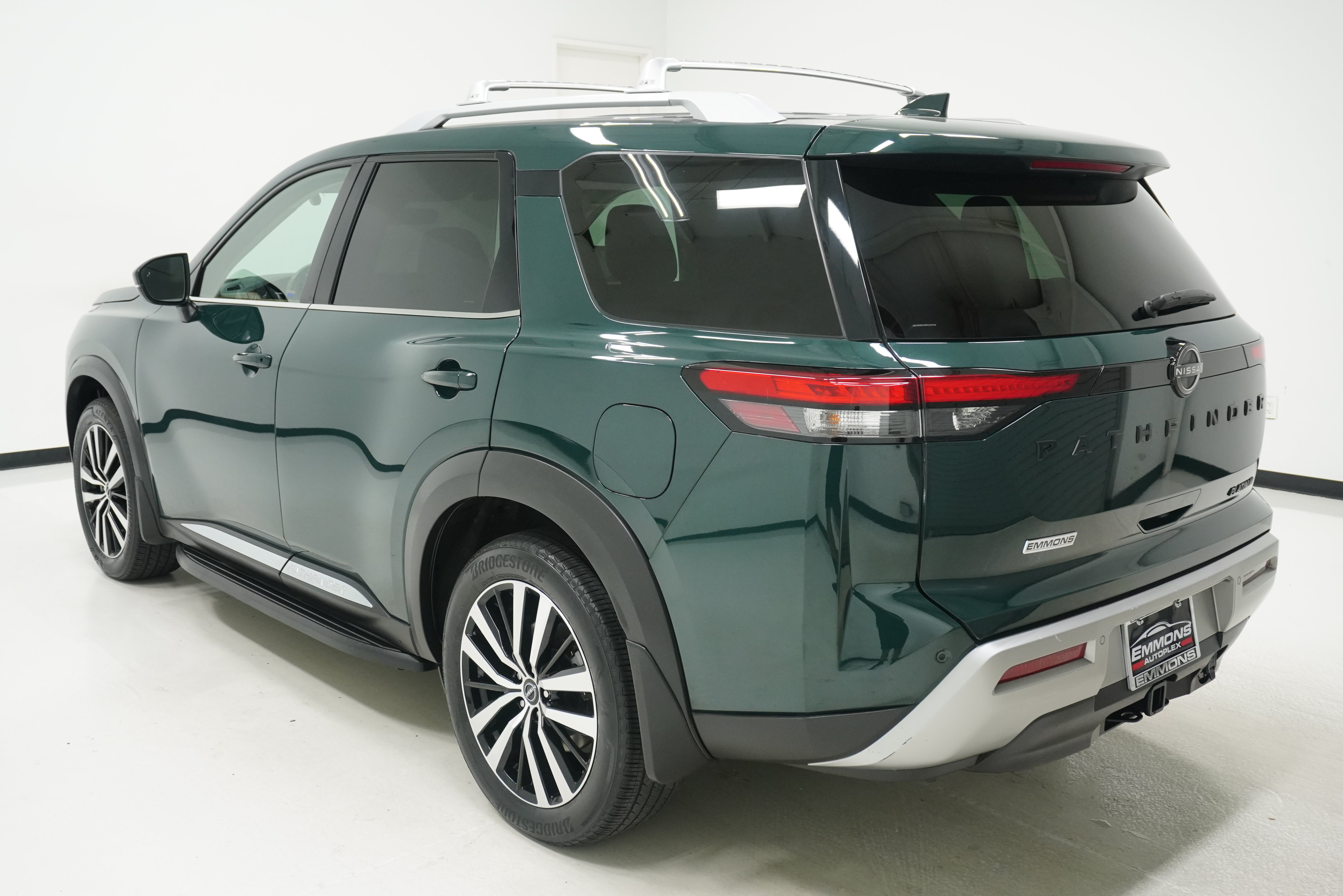 Used 2024 Nissan Pathfinder Platinum w/ Lighting Package (N93) FWD image 6